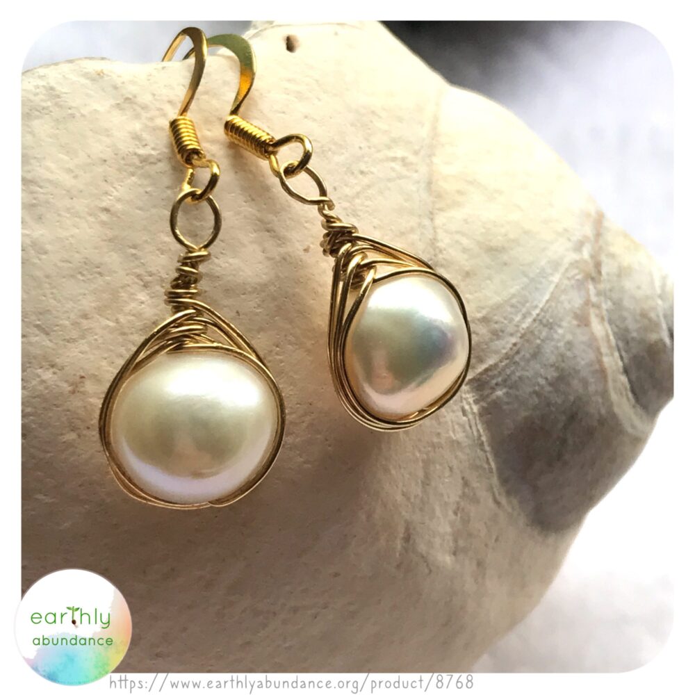 8768 Freshwater Pearl + Brassgold Earrings